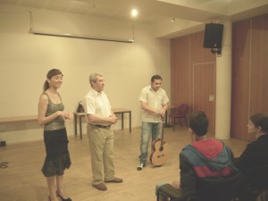 P1010091 Ladislav Goral a Iveta Demeterová diskutují s dětmi